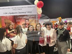 Националната търговско-банкова гимназия е училището с най-много ученически фирми в света, стана известно на откриването на 26-тия панаир на гимназията. Снимка: МОН 