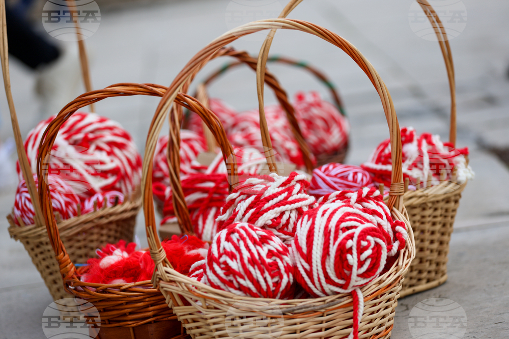 Танцьорите от състав „Българска роза“ в Ница, Франция, ще организират днес ателие за изработка на мартеници