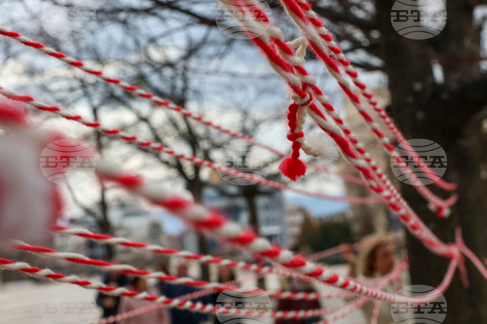 В Албания днес празнуват Деня на лятото с гривни от червени и бели конци