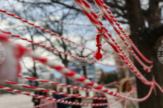 В Албания днес празнуват Деня на лятото с гривни от червени и бели конци