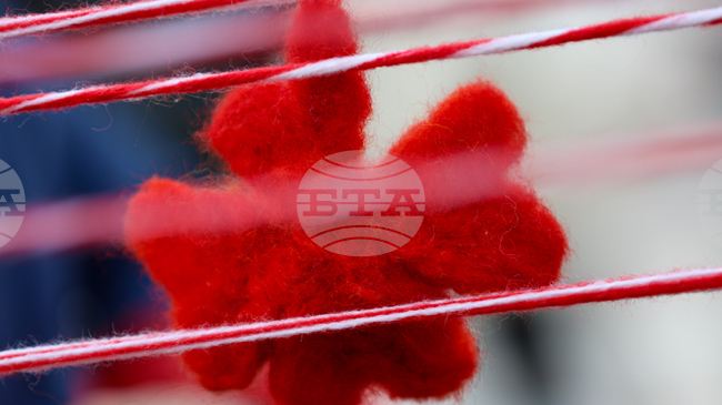 Албания празнува днес Деня на лятото, на който хората празнуват идването на топлото време и се окичват с гривни от червени и бели конци