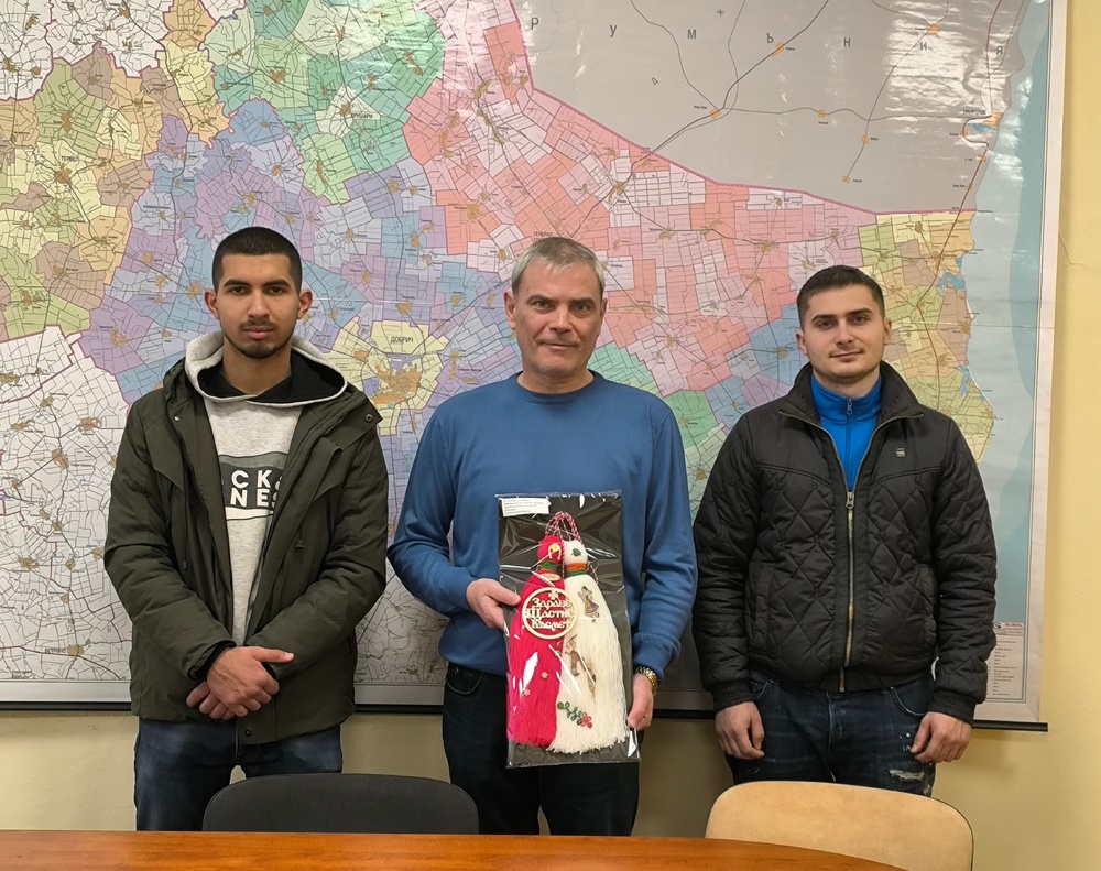 ОА Добрич: Млади хора поздравиха областния управител за предстоящите празници