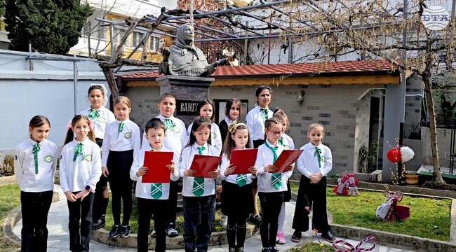 Ученици от Първо основно училище "Кочо Мавродиев" украсиха къщата музей на баба Ванга в Петрич с над сто ръчно изработени мартеници