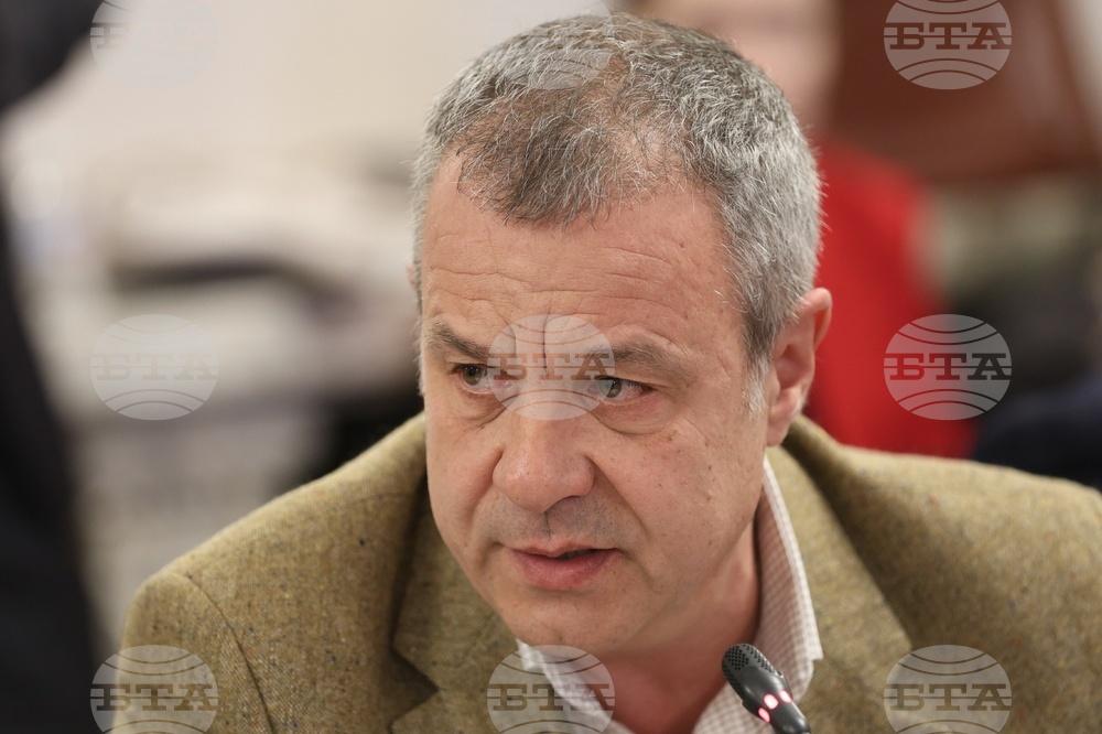 БНТ изпълнява обществената си мисия, за което в днешно време са нужни много повече средства, каза генералният директор на медията Емил Кошлуков