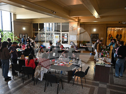 Студенти и преподаватели от Софийския университет организираха работилница за мартеници и благотворителен базар. Снимка: СУ