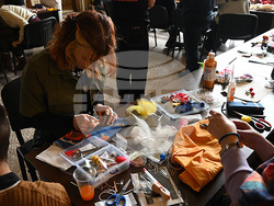 Студенти и преподаватели от Софийския университет организираха работилница за мартеници и благотворителен базар. Снимка: СУ