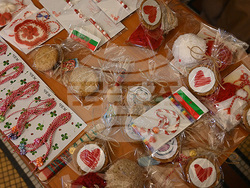 Студенти и преподаватели от Софийския университет организираха работилница за мартеници и благотворителен базар. Снимка: СУ