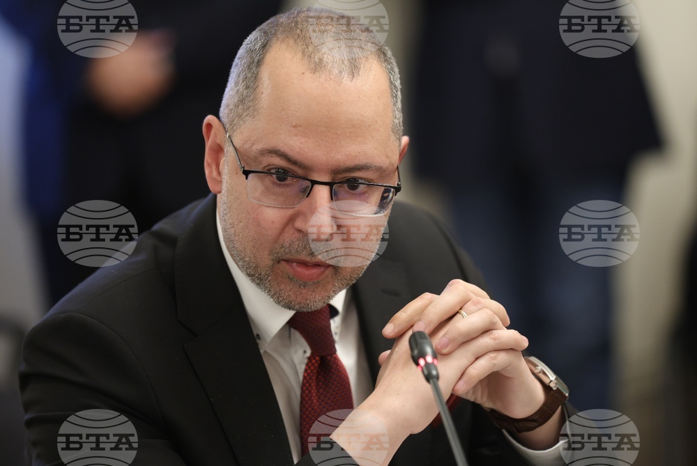 Лесно се губят добри журналисти, голяма част от които отиват към публичния сектор в сферата на образованието, каза Димитър Николов