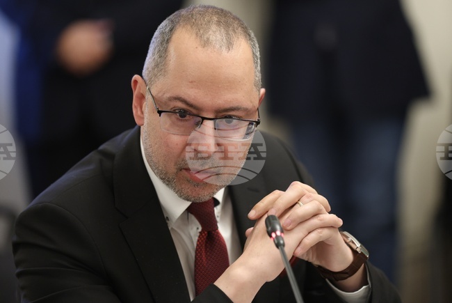 Лесно се губят добри журналисти, голяма част от които отиват към публичния сектор в сферата на образованието, каза Димитър Николов