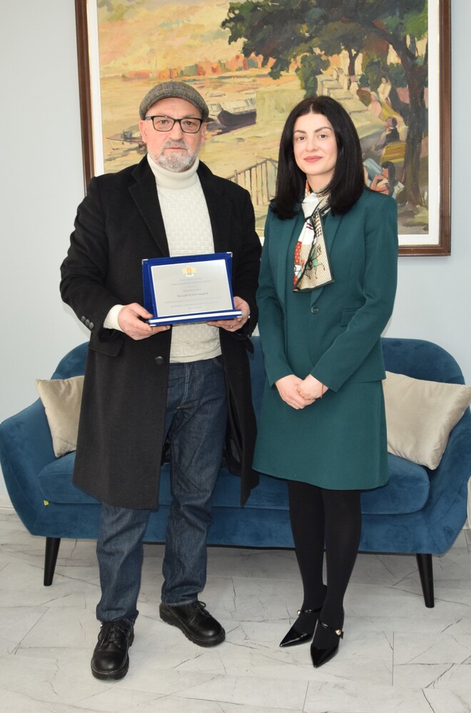 ОА Видин: Областният управител връчи почетен плакет на видинския художник Богдан Александров