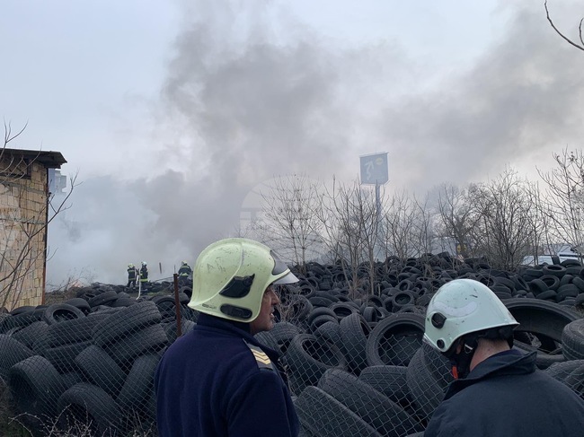 Пожар гори в център за автомобилни гуми в Бургас