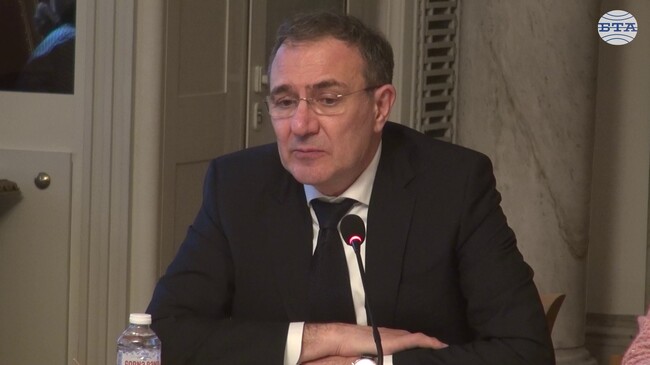 Вейповете трябва да бъдат забранени, на първо място е здравето на децата, каза министър Борислав Гуцанов