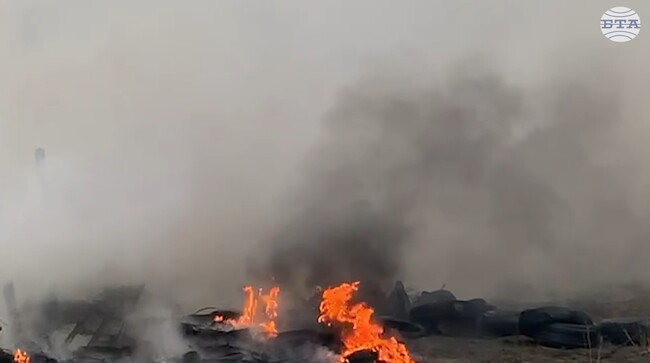 Пожар гори в център за автомобилни гуми в Бургас