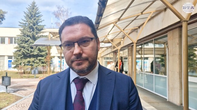 Темата за антидрон защитата става сериозна и за летищата, и за стратегическите обекти, каза в Самоков министър Даниел Митов