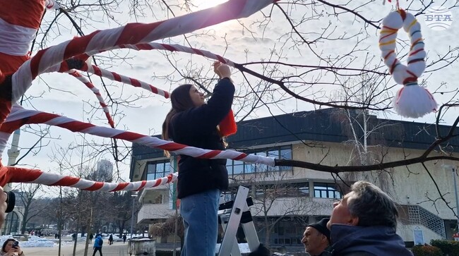 Деца украсиха с мартеници Дървото на Европа в центъра на Разград