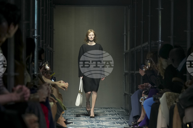 Модна къща "Прада" реконструира женствеността с малка черна рокля за мрачни времена