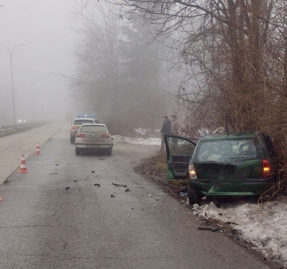 Двама души са настанени за наблюдение в хирургичното отделение на шуменската болница след катастрофа край града 