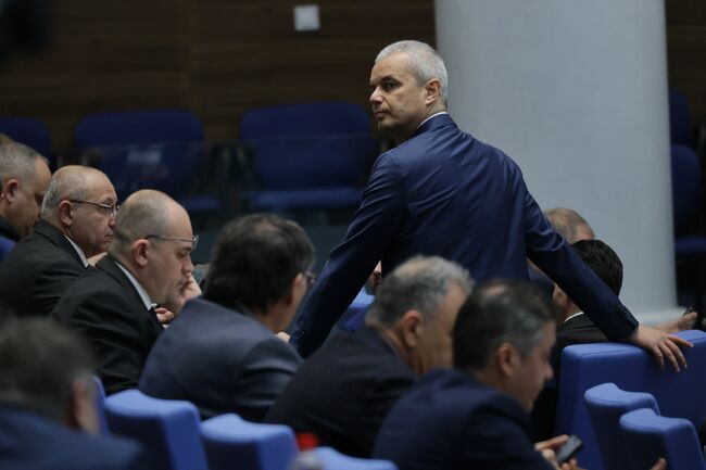 Прокуратурата е започнала подслушване на цялата парламентарна група, заяви в декларация лидерът на "Възраждане" Костадин Костадинов