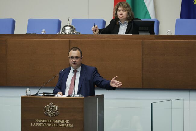 Миналата година са натрупани задължения към строителните фирми за над един млрд. лева, каза регионалният министър Иван Иванов