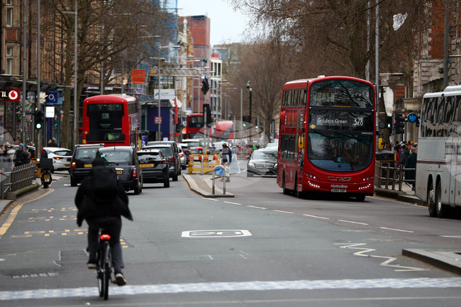 От 2 април Великобритания ще изисква електронно разрешение за пътуване при кратък престой за граждани на ЕС, припомнят от МВнР