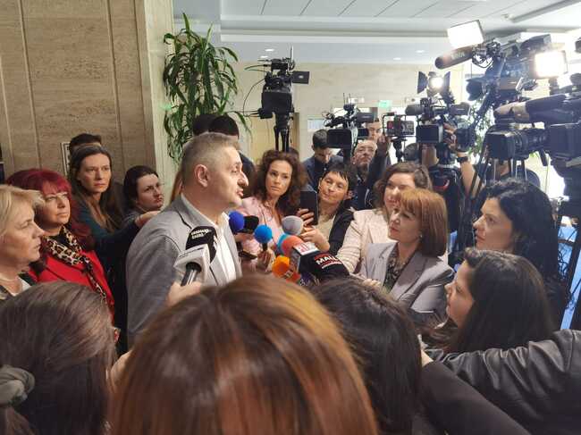 Кирил Добрев: Няма да допуснем вътрешно вмешателство и поддържаме своята кандидатура за председател на КЗК