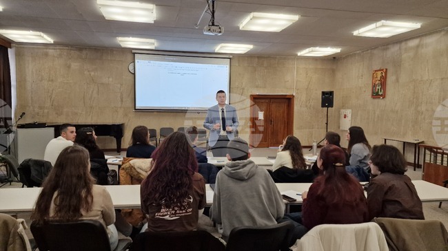 В Шумен се провежда третото издание на обучението по дипломация и международни отношения „Млади дипломати в действие“ 