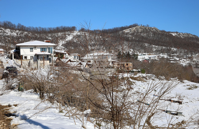 Част от съоръженията в планините не работят заради вятър или оголени писти