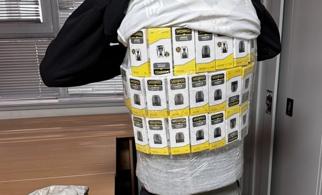 Контрабандни електронни цигари, облепени по телата на шестима пътници, задържаха полицаи и митничари при акция на ГКПП "Лесово" 