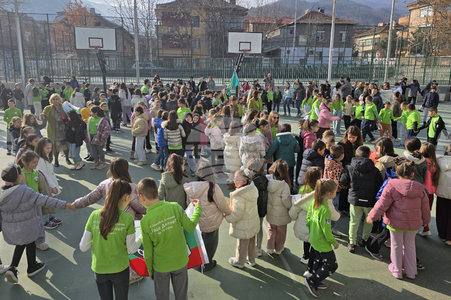 Ученици и учители в Петрич отбелязаха Трети март с най-дългото хоро