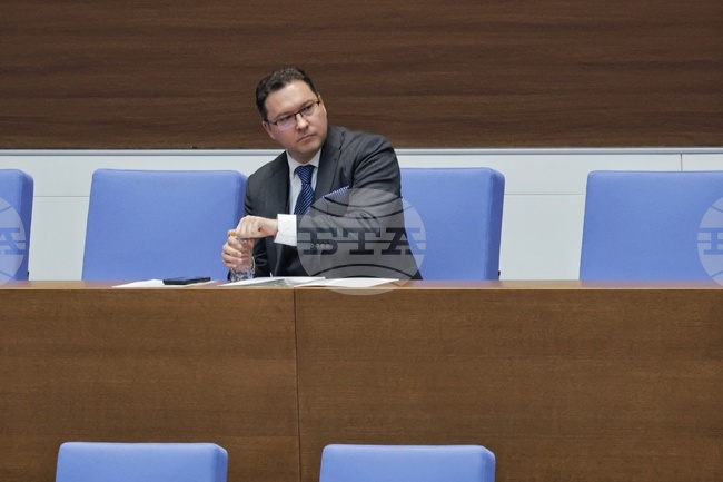 МВР наблюдава близо 50 сайта, които рекламират забранени вещества, каза Даниел Митов