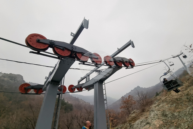 Двама души пострадаха при инцидент с лифта към местността Карандила