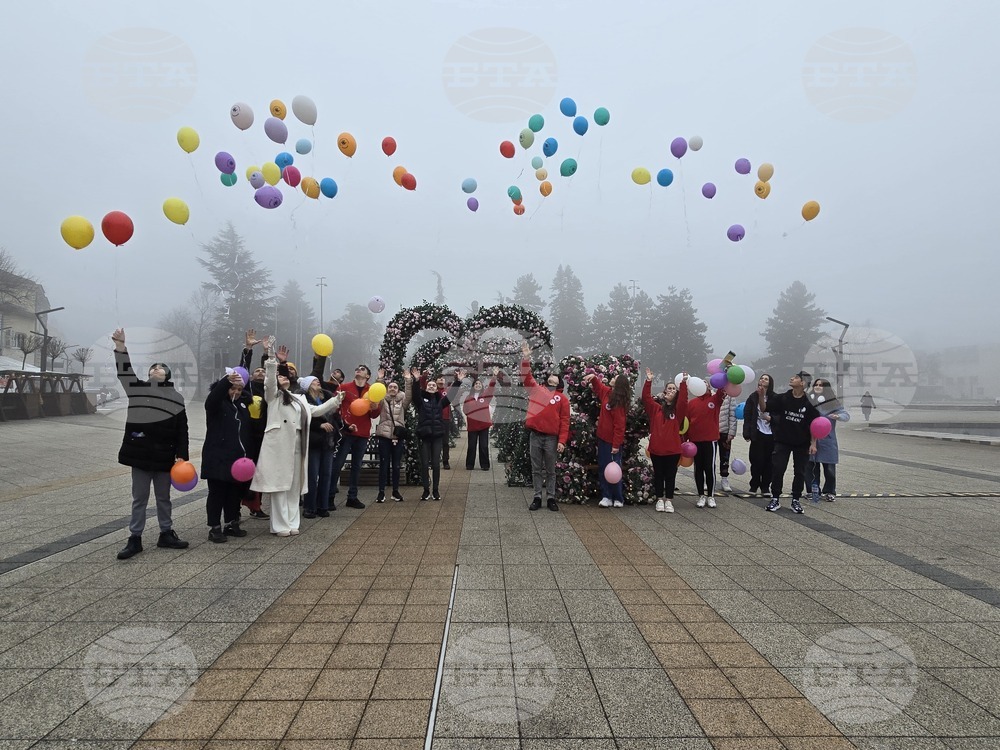 Цветни балони полетяха в небето над Враца по повод Деня на редките болести