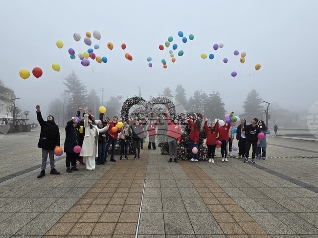 Цветни балони полетяха в небето над Враца по повод Деня на редките болести 