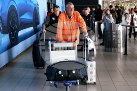 Летище „Васил Левски” - антарктици - участници - посрещане