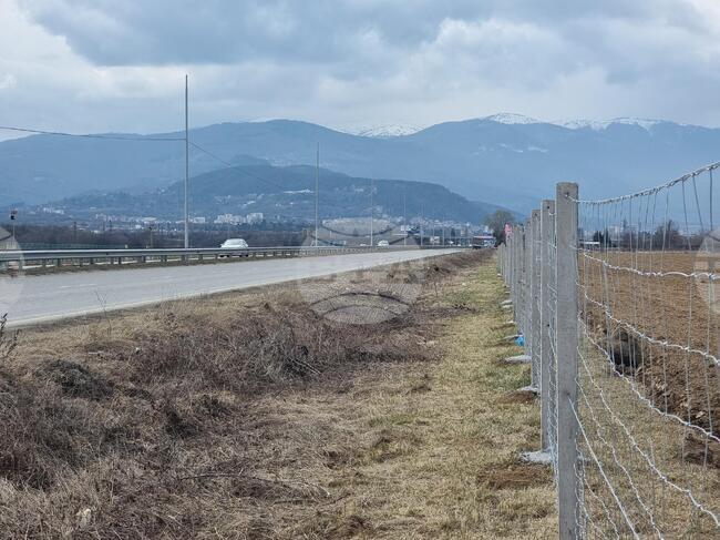Продължава работата по изграждане на ограда и ремонт на осветлението на пътя между Кюстендил и село Ябълково