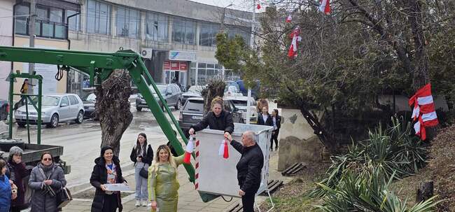 Деца и възрастни украсиха в Антоново за празника на Баба Марта