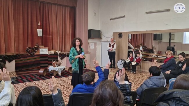 Разказвачи в Народно читалище „Напредък 1901“ в Разград пренасят малки и големи във вълшебния свят на приказките
