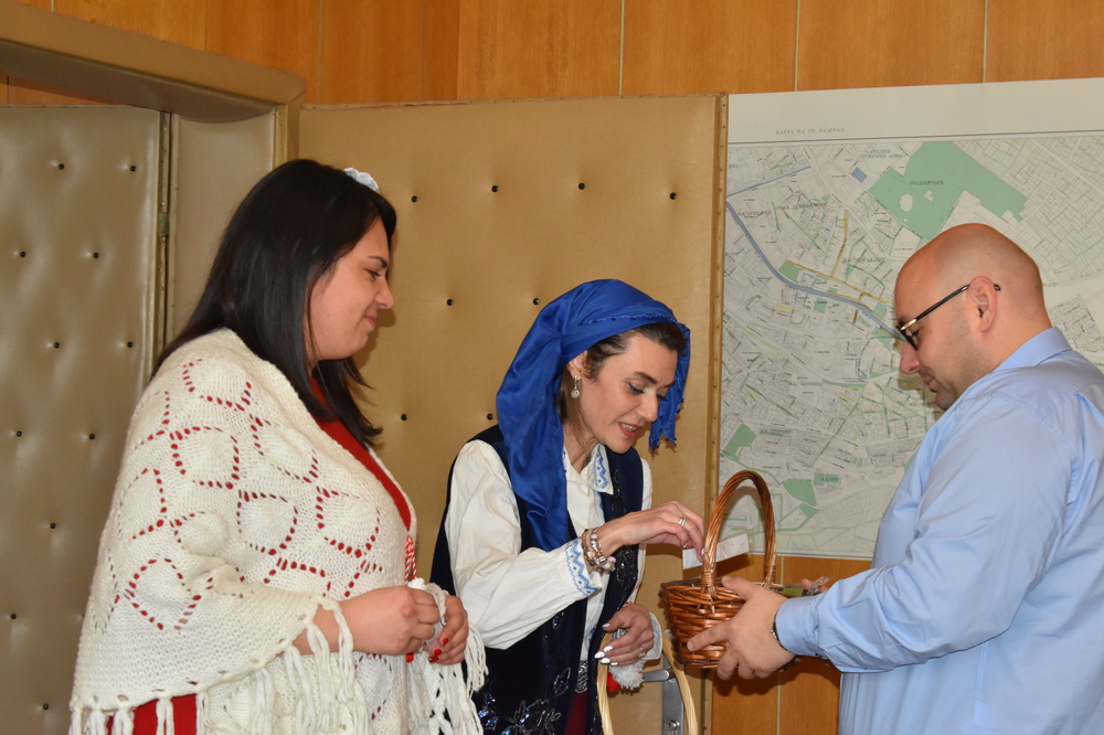 Община Разград: Пожелания за здраве и мартеници от представители на социални услуги