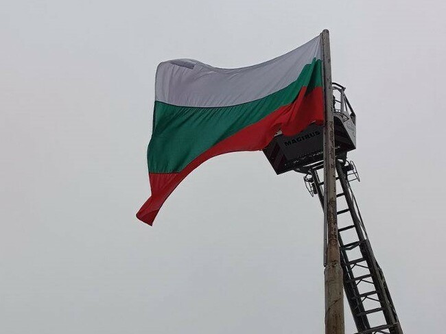 По инициатива на областния управител в навечерието на Трети март бяха подменени националните трибагреници на входа и изхода на Кърджали