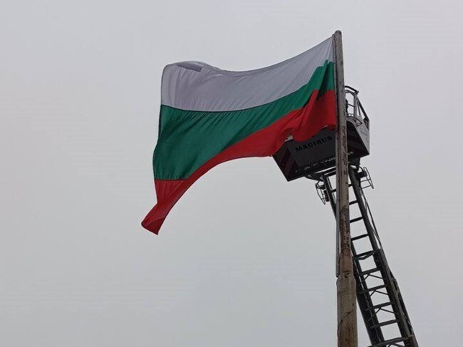 По инициатива на областния управител в навечерието на Трети март бяха подменени националните трибагреници на входа и изхода на Кърджали 