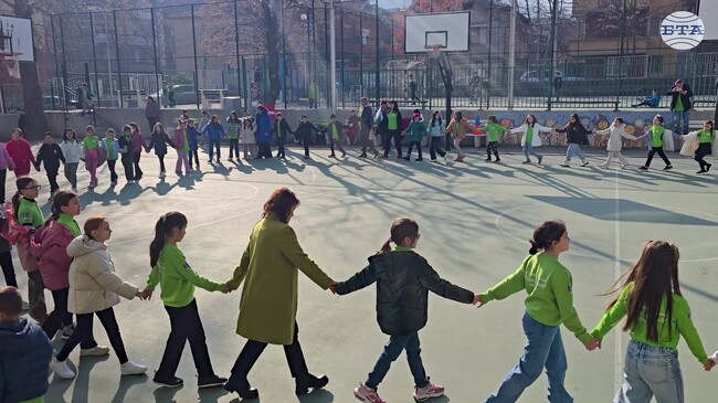 Ученици и учители в Петрич отбелязаха Трети март с най-дългото хоро