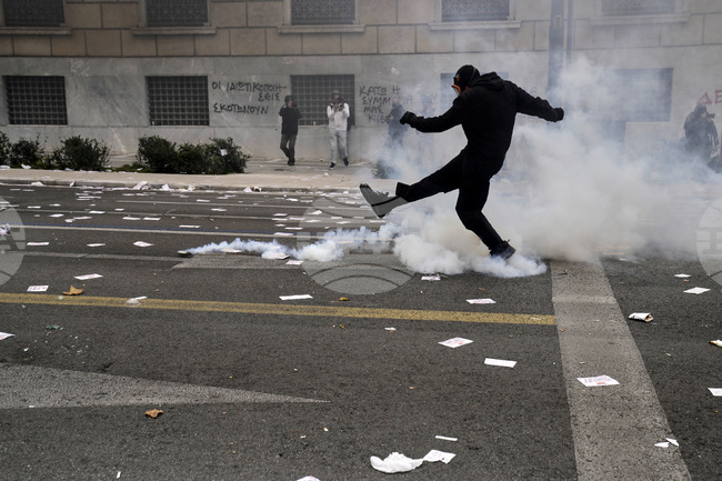 Българчето, задържано с коктейл молотов на демонстрация в Солун, е освободено, но му е определен попечител