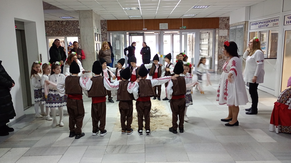 Деца от Детска градина „Слънце“ в Смолян гостуваха в Съдебната палата в града по повод Баба Марта