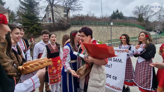 Абитуриенти от Смолян поканиха класната си на бала с народни носии и с каба гайди