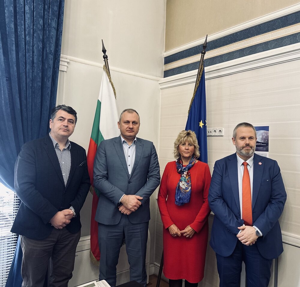 Гражданите ще получават директна справка за историята на автомобила им от държавните регистри, каза министър Мундров