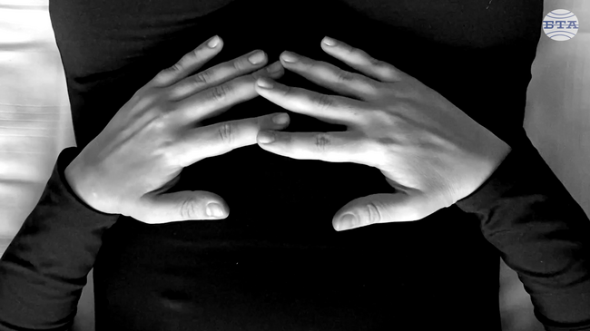 С изложбата „Една от три“ целим да започнем дебат по темата за репродуктивното здраве, казаха пред БТА Мария Станишева и Руксандра Губернат