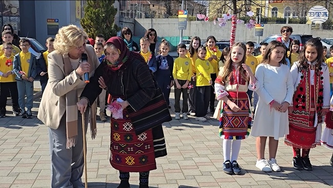 Повече от 360 деца се включиха в първомартенското хоро на Четвърто основно училище "Христо Смирненски" в Петрич