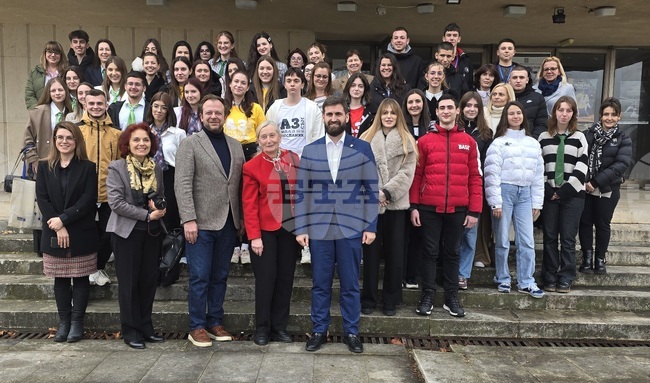 Млади хора от региона коментираха във Враца актуални теми за бъдещето на Европейския съюз с евродепутата Андрей Новаков