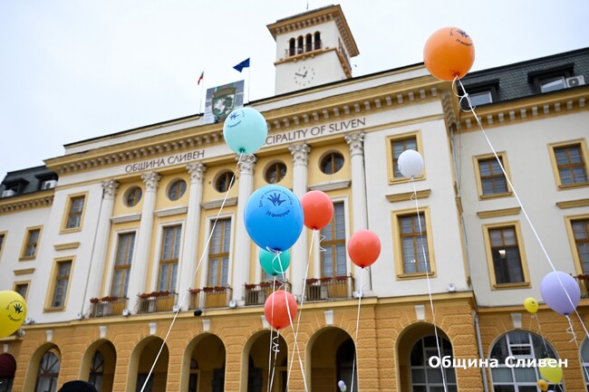 В Деня на редките болести в Сливен полетяха десетки цветни балони в небето 