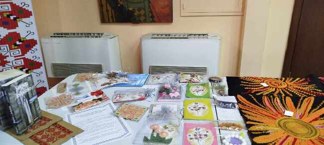 Изложба-базар „С магията на женските ръце“ е открита в читалището в Попово